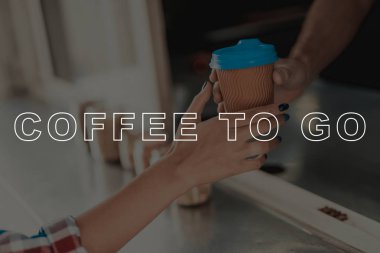 Kız ekose gömlekli bir gıda kamyon kahve alıyor. El için el. Alıcı ve satıcı. Hızlı yemek yer. Kişisel hizmet. Açık pencere. Sabah eğlence. Güneşli bir gün. Büyük şehir hayatı. Yakın çekim.