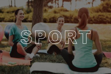 Gebelik Yoga. Lotus pozisyonu. Tablet. Eğitmen. Konuş. Üç kız. İyi eğlenceler. Gülümseyerek. Yoga paspaslar. Park. Güzel. Göbek. Sağlıklı bir yaşam tarzı. İlgilenmek. CrossFit. Egzersiz. Mutluluk. Anne. Spor giyim.