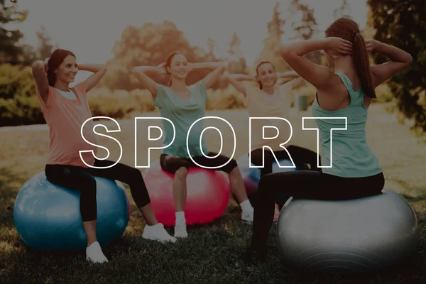 Sorrindo Treinador Exercício Bolas Para Yoga Palhaços Roupa Desporto Tapetes — Fotografia de Stock