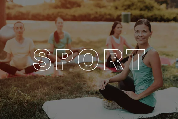 Parque Diverte Yoga Gravidez Felicidade Tapetes Ioga Treinador Posição Lótus — Fotografia de Stock