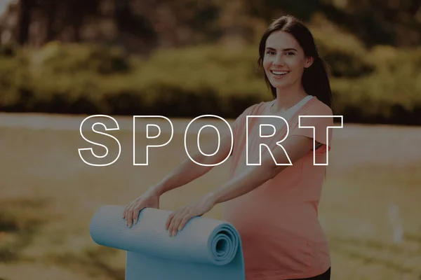 Sorrindo Grávida Mulher Tapete Fitness Natureza Garrafa Desportiva Shirt Rosa — Fotografia de Stock