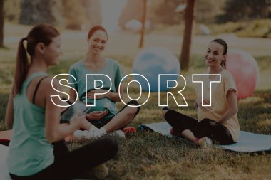 Eğitmen. Lotus pozisyonu. Gebelik Yoga. Tablet. Konuş. Üç kız. İyi eğlenceler. Gülümseyerek. Yoga paspaslar. Park. Güzel. Göbek. Sağlıklı bir yaşam tarzı. İlgilenmek. CrossFit. Egzersiz. Mutluluk. Anne. Spor giyim.