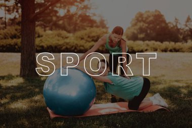 Gebelik Yoga. Sağlıklı bir yaşam tarzı. Koç. Kadın. Yoga için top. Gülümseyerek. Egzersiz. Spor giyim. Yoga paspaslar. Park. Yeşil mayoyu. İlgilenmek. Göbek. İyi eğlenceler. Mutluluk. CrossFit. Anne. Ebeveynlik.