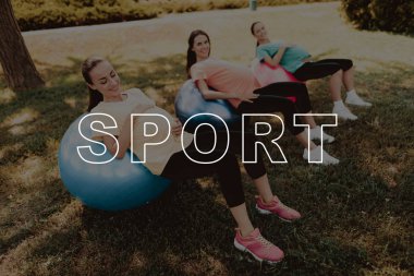 Gülümseyerek. Gebelik Yoga. Yalan. Renkli. Yoga için top. Spor giyim. Egzersiz. Yoga paspaslar. Koç. Park. İlgilenmek. Kızlar. Göbek. İyi eğlenceler. Mutluluk. Sağlıklı bir yaşam tarzı. CrossFit. Anne. Ebeveynlik.