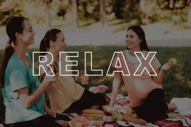 Piknik. İç. Gözlük suyundan. Halı piknik için. Üç hamile kadınlar. Dinlenme. Gülümseyerek. Gebelik Yoga. Spor giyim. Park. İlgilenmek. Kızlar. Göbek. İyi eğlenceler. Mutluluk. Anne. Ebeveynlik.