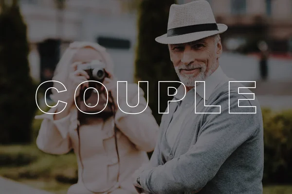 公園の路地 写真を撮る ビンテージ フィルム カメラ 幸せな一緒に 陽気な関係 愛の物語 つの年金受給者 老夫婦 — ストック写真