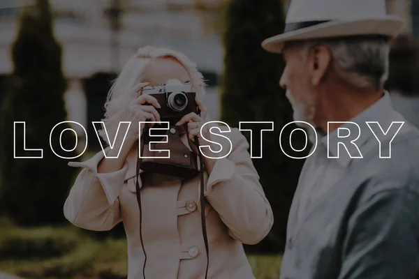 Pasangan Tua Ambil Gambar Vintage Film Camera Selamat Bersama Hubungan — Stok Foto
