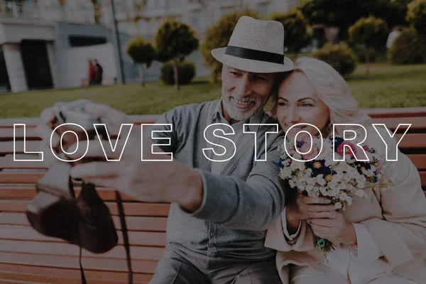 Felizes Juntos Selfie Velha Câmara Filmar Muito Feliz Relacionamentos Borbulhantes — Fotografia de Stock