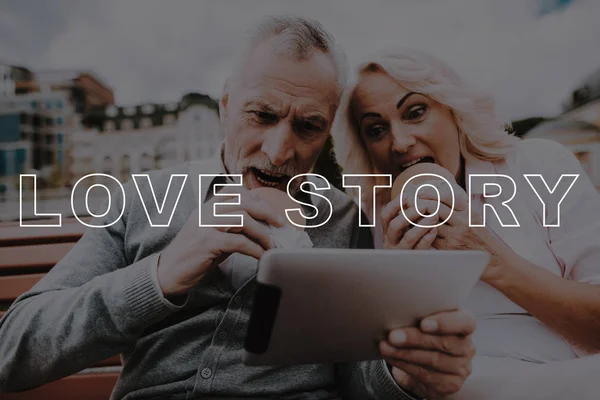 Tablett Äter Hamburgare Skärmen Skrattande Love Story Bubblig Relationer Två — Stockfoto