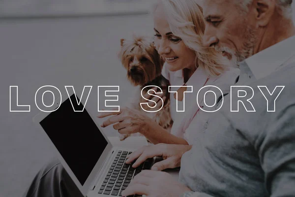 Pequeño Perro Laptop Historia Amor Relaciones Burbujeantes Cámara Vintage Dos — Foto de Stock