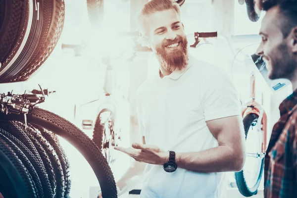 판매자 스포츠 자전거가 게에서 자전거를 타이어를 구매자 셔츠를 수염된 컨설턴트가 — 스톡 사진