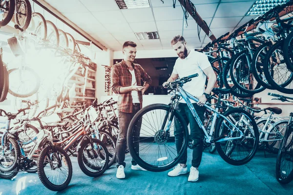 Berater Zeigt Kunden Sportgeschäft Das Fahrrad Das Porträt Einer Jungen — Stockfoto