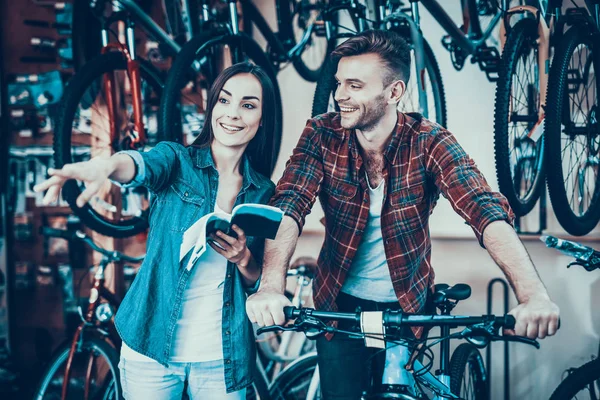 Glückliches Junges Paar Gespräch Während Sich Für Ein Neues Fahrrad — Stockfoto