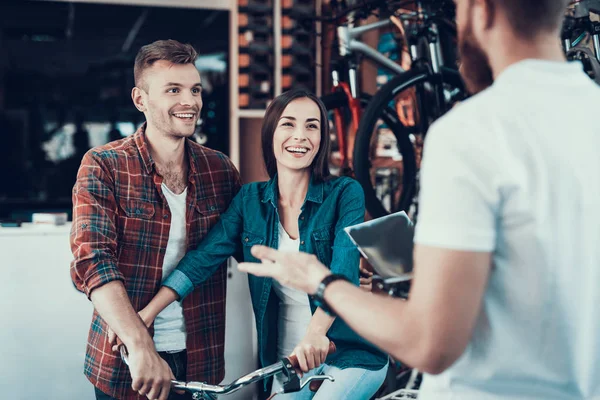 Assistante Magasin Aide Jeune Couple Dans Magasin Vélo Vendeur Détient — Photo