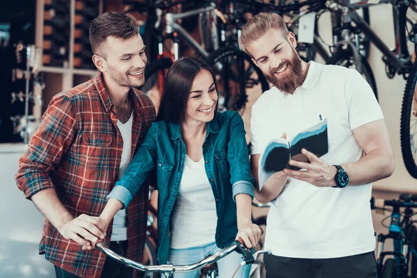 Jeune Couple Choisissez Nouveau Vélo Avec Consultant Homme Souriant Une — Photo