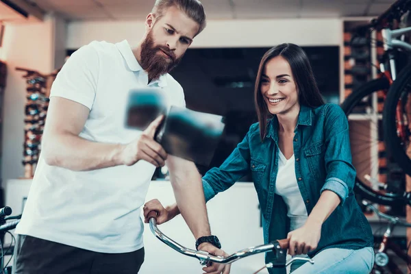 Fille Choisit Vélo Ville Avec Vendeur Dans Magasin Sport Adjoint — Photo