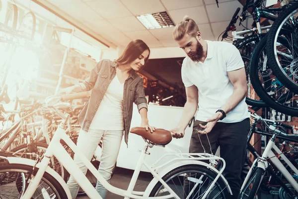 Девушка Выбирает Городской Велосипед Спортивном Магазине Красавчик Бородатый Магазин Помощник — стоковое фото