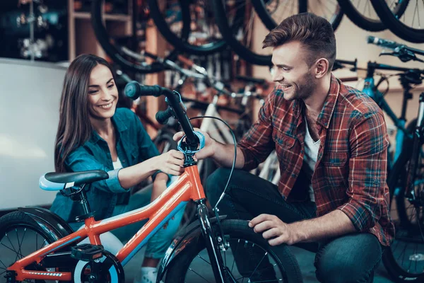 Счастливая Кузнечная Пара Выбирает Детский Велосипед Магазине Мастерской Спортивному Циклу — стоковое фото