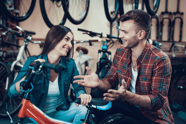 Glückliches Junges Paar Entscheidet Sich Für Kinderfahrräder Geschäft Der Fahrradwerkstatt — Stockfoto