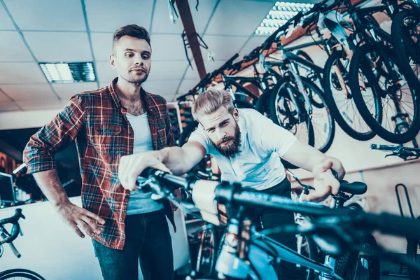 컨설턴트는 클라이언트 스포츠가 자전거를 보여줍니다 셔츠를 산악에 도움이 자전거 Backround에 — 스톡 사진