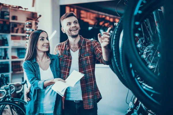 Junges Paar Hält Katalog Wählen Neues Fahrrad Mädchen Hält Händchen — Stockfoto