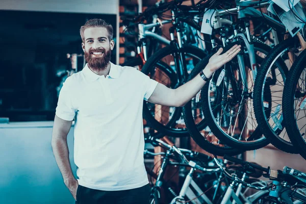 Lächelnder Junger Mann Zeigt Reihe Moderner Fahrräder Porträt Eines Fröhlich — Stockfoto