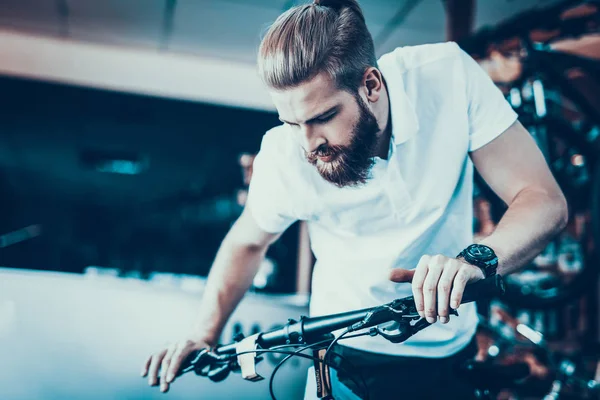 Nahaufnahme Eines Mannes Der Sich Fahrraddetails Fahrradladen Ansieht Porträt Eines — Stockfoto