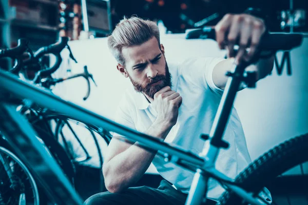 Mann Betrachtet Fahrraddetails Fahrradwerkstatt Nahaufnahme Porträt Eines Jungen Bärtigen Kaukasischen — Stockfoto