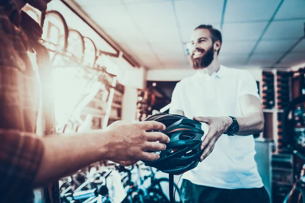 Nahaufnahme Von Glücklichen Berater Geben Helm Käufer Porträt Eines Jungen — Stockfoto