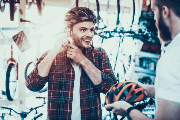 Consultor Ayuda Guy Elegir Casco Para Paseos Bicicleta Retrato Sonriente — Foto de Stock