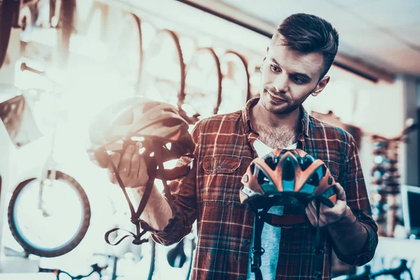 Mann Nimmt Helme Für Fahrradtouren Unter Die Lupe Porträt Einer — Stockfoto
