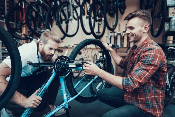 Два Парня Осматривают Велосипед Спорте Магазине Велосипедов Молодой Улыбчивый Человек — стоковое фото