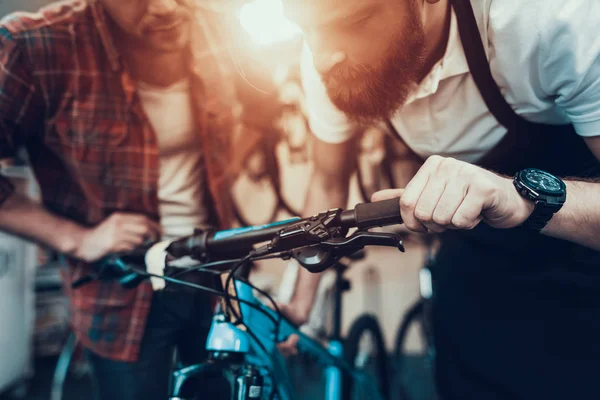 Mann Und Werkstatt Repariert Fahrrad Sportgeschäft Porträt Eines Jungen Kaukasischen — Stockfoto