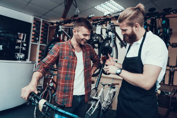 Guy Repairman Fix Bicicletta Nello Sport Store Ritratto Giovane Caucasico — Foto Stock