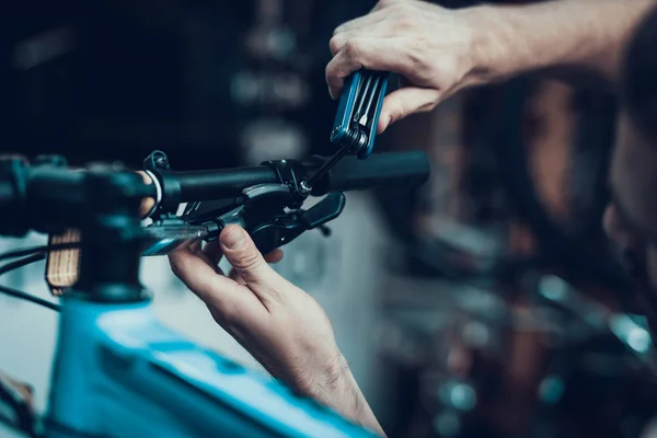 Männliche Hand Reparatur Fahrrad Und Halten Sie Sechskantschlüssel Nahaufnahme Der — Stockfoto