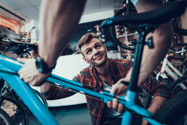 Junge Burschen Bringen Fahrrad Zur Reparatur Die Werkstatt Nahaufnahme Porträt — Stockfoto