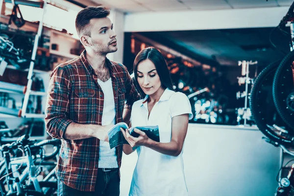 Young Couple Choose Bike Consulter Catalogue Dans Boutique Portrait Jeune — Photo