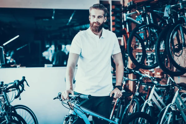 Lächelnder Verkäufer Posiert Neben Fahrrad Sportgeschäft Porträt Eines Fröhlichen Bärtigen — Stockfoto