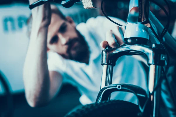 Mechaniker Schaut Sich Fahrradwerkstatt Details Des Fahrrads Nahaufnahme Porträt Eines — Stockfoto