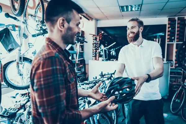 판매자 구매자 자전거 타기를 제공합니다 셔츠를 수염된 남자의 초상화 헬멧과 — 스톡 사진