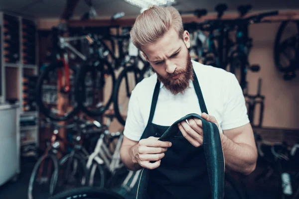 자전거 워크숍에는 정비사 자전거 셔츠와 앞치마를 수염된 남자의 초상화는 사이클 — 스톡 사진