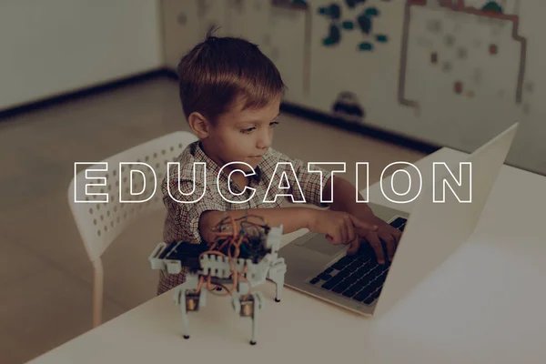 Küçük Çocuk Pazen Dizüstü Bilgisayarda Çalışıyor Gri Robot Yakınlardadır Holiday — Stok fotoğraf
