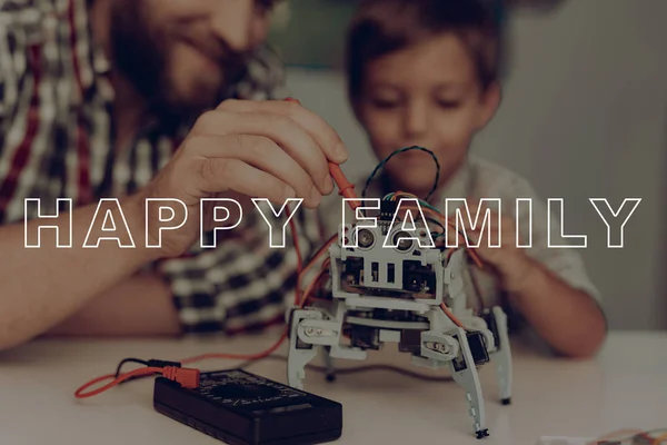 Vater Und Sohn Untersuchen Eine Tafel Mit Multimeter Indizien Innovationstechnologie — Stockfoto