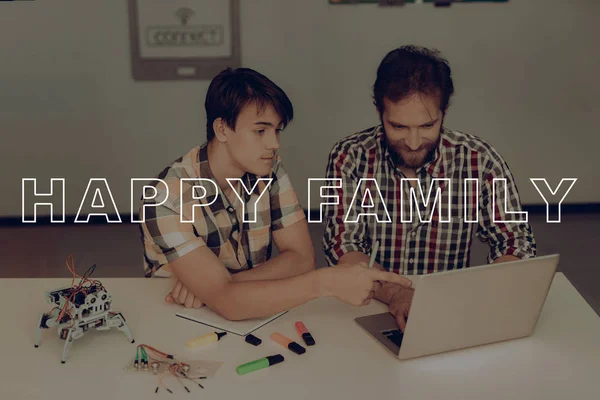 Vater Und Sohn Programmieren Roboter Auf Einem Laptop Glückliche Familienbeziehung — Stockfoto