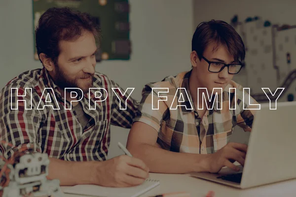 Ojciec Syn Programowania Robota Laptopie Szczęśliwy Związek Rodziny Flanelowa Kratę — Zdjęcie stockowe