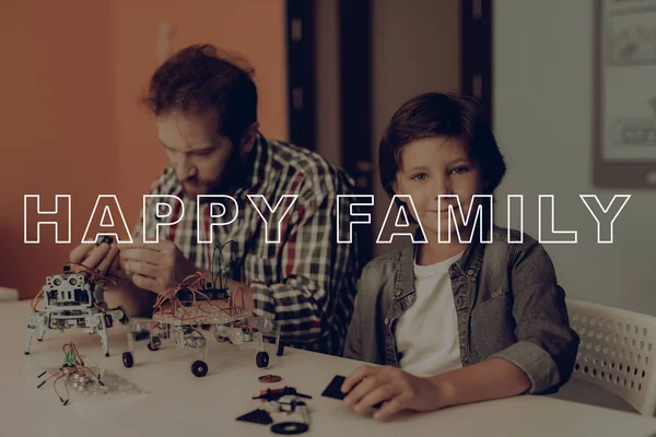 Baba Oğlu Robot Inşa Mutlu Aile Ilişkisi Var Ekose Flanel — Stok fotoğraf