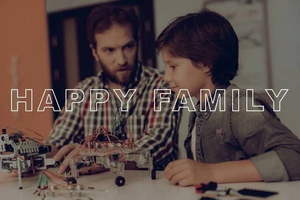 Vater Und Sohn Konstruieren Roboter Glückliche Familienbeziehung Kariertes Flanell Freizeit — Stockfoto