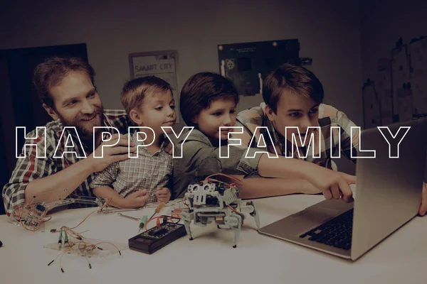 Pai Três Filhos Estão Construindo Robô Flanela Xadrez Conceito Paternidade — Fotografia de Stock