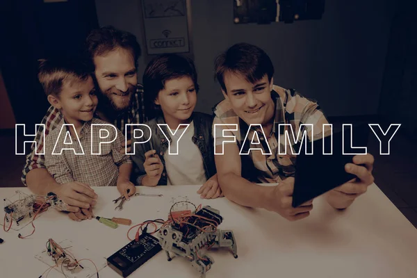 Vater Und Drei Söhne Bauen Einen Roboter Kariertes Flanell Elternschaft — Stockfoto