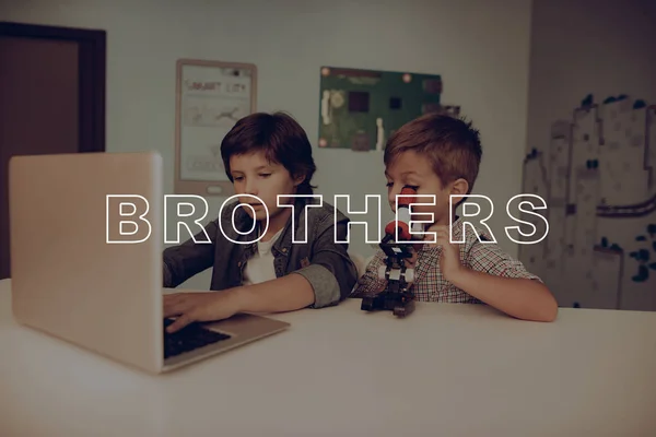Два Наукових Експерименти Маленьких Братів Виступає Мікроскопі Натискання Клавіатури Діти — стокове фото